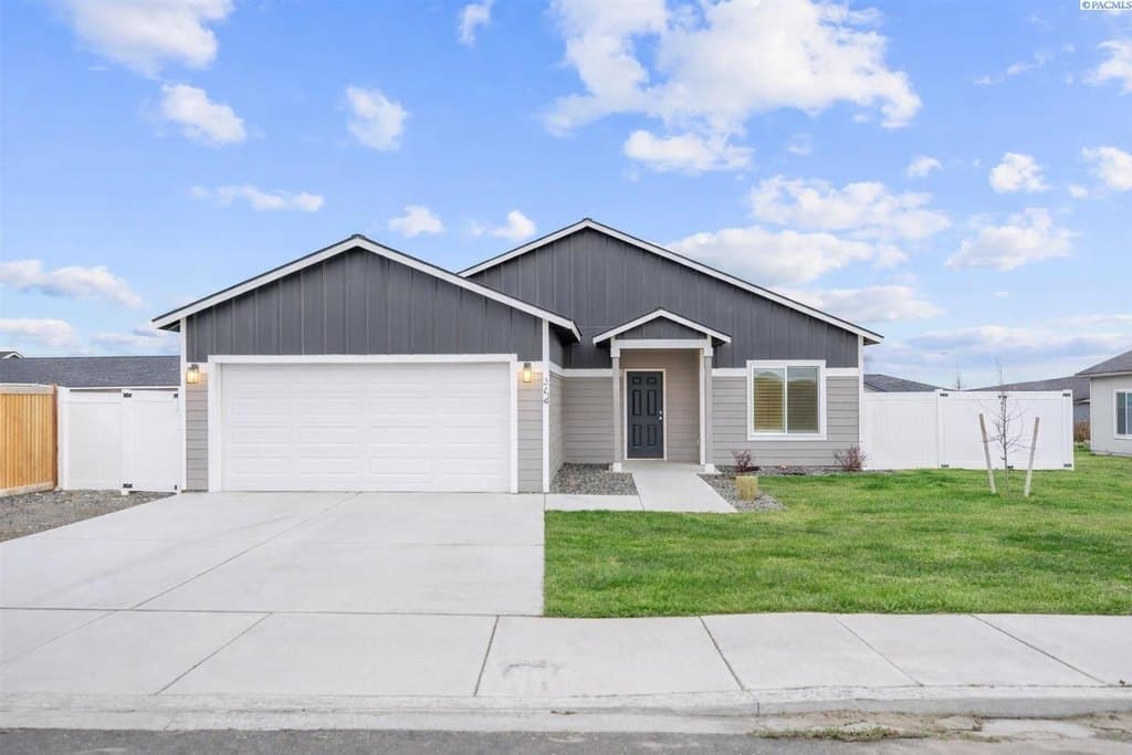3 bedroom house for sale at 1344 14th St Benton City - $384,900