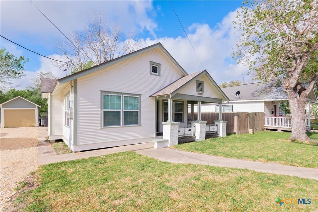 2 bedroom house for sale at 1903 E North St Victoria 77901 - $179,500