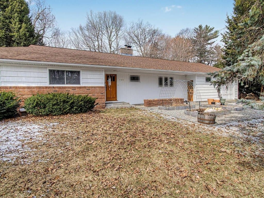 4 bedroom house for sale at 777 S Prospect St Burlington - $799,000