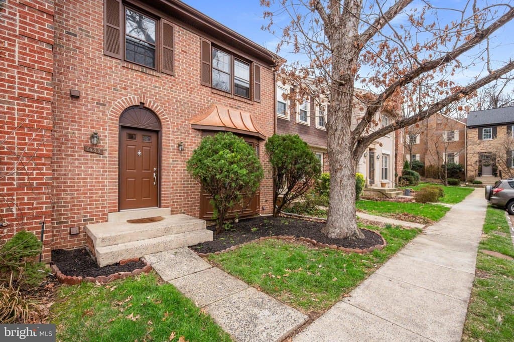 3 bedroom townhouse for sale at 2880 Kelly Sq Vienna 22181 - $749,900