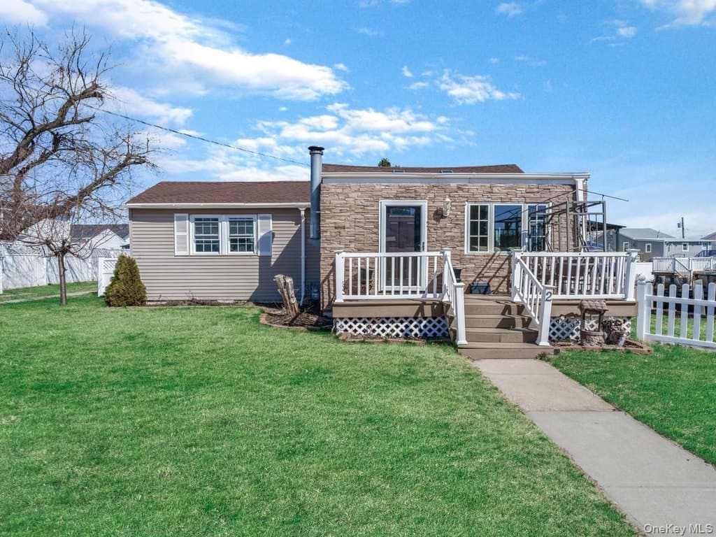 2 bedroom house for sale at 2 Hyannis Ct Bay Park - $499,000