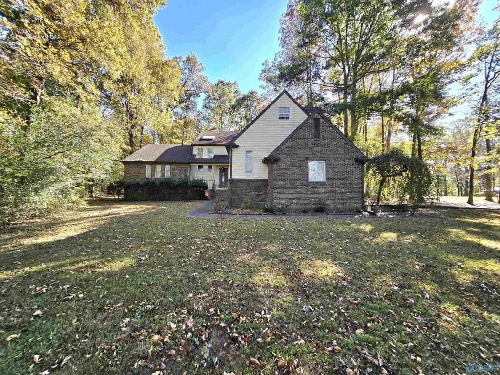 4 bedroom house for sale at 1425 Hickory Ln NE Arab - $289,900
