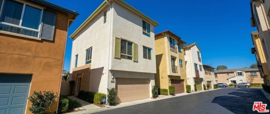 3 bedroom townhouse for sale at 12015 Acadia Ct Hawthorne 90250 - $899,000