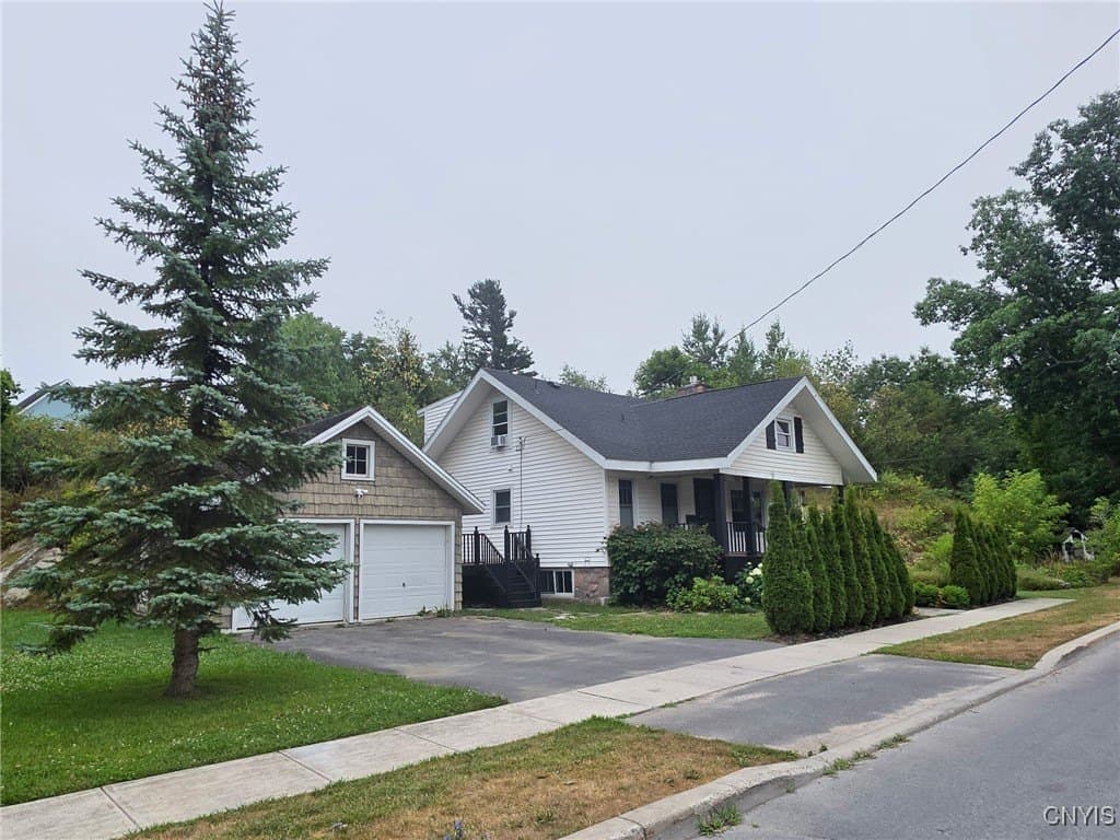 4 bedroom house for sale at 24 Catherine Ave Alexandria Bay - $329,000