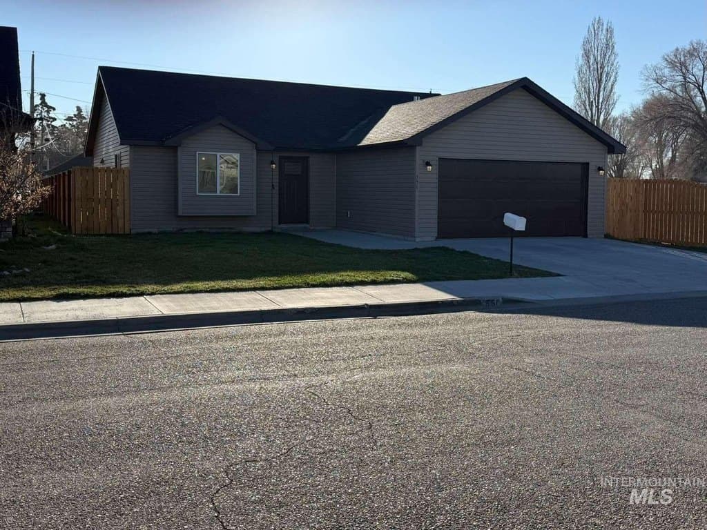 3 bedroom house for sale at 551 Conat Ave Burley - $319,900