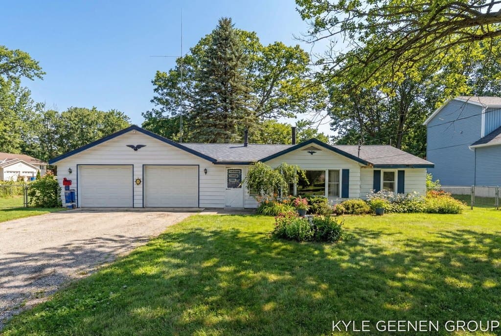 2 bedroom house for sale at 51 Manley St Beechwood - $189,900