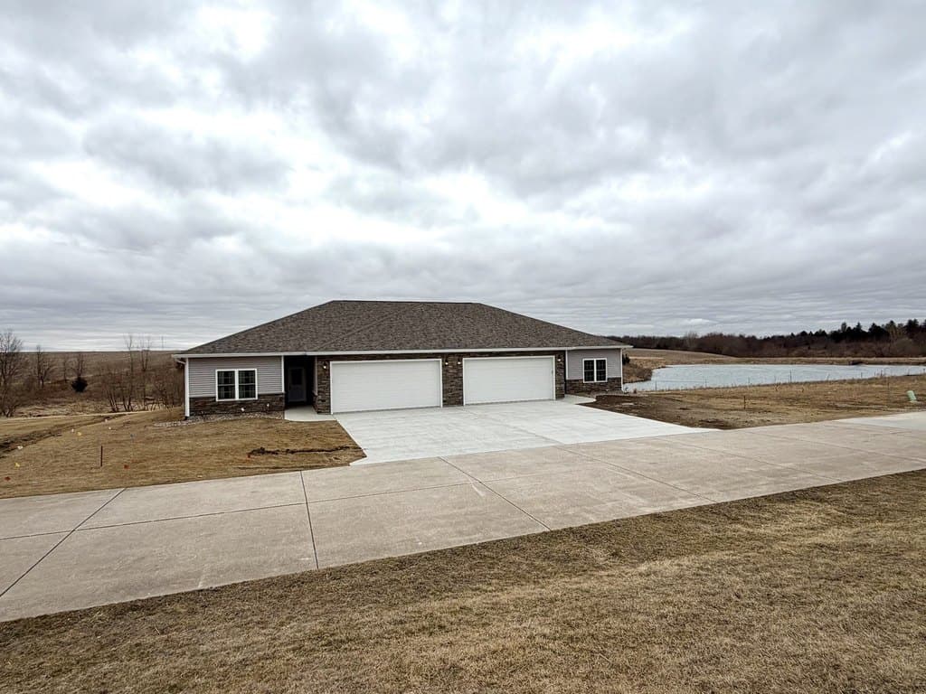 2 bedroom townhouse for sale at 135 Countryview Ct Aledo - $380,000