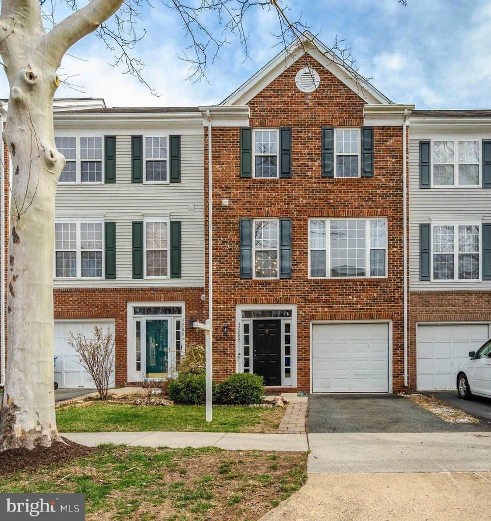 3 bedroom townhouse for sale at 42888 Golf View Dr Chantilly - $550,000