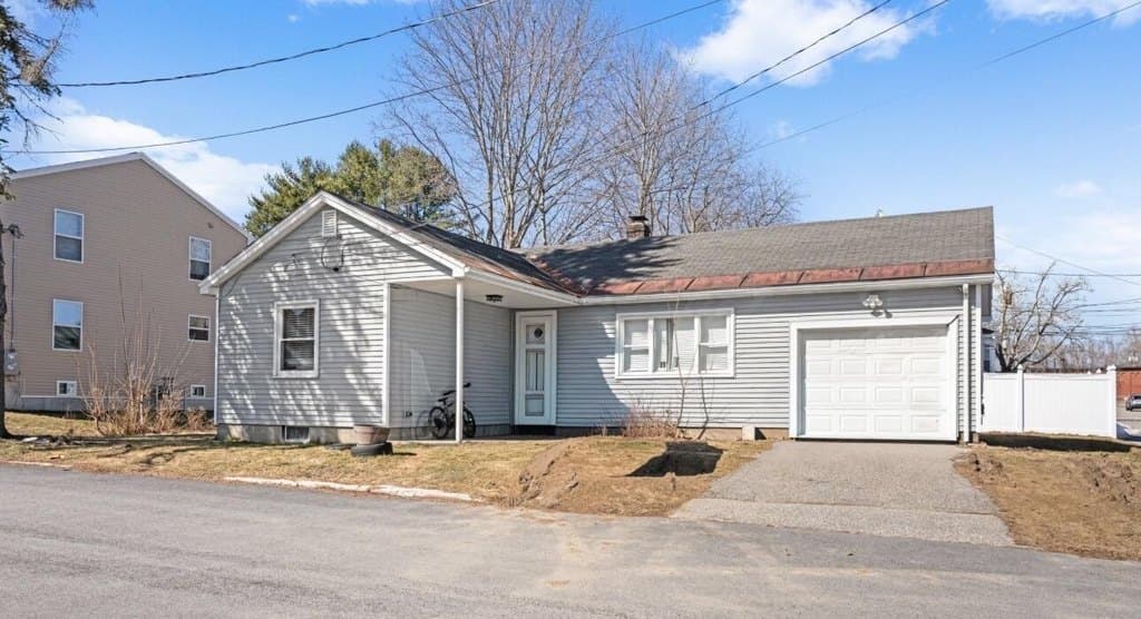 3 bedroom house for sale at 2 Banks Ln Biddeford - $379,000