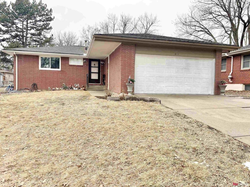 3 bedroom house for sale at 617 Sierra Dr Lincoln - $268,000