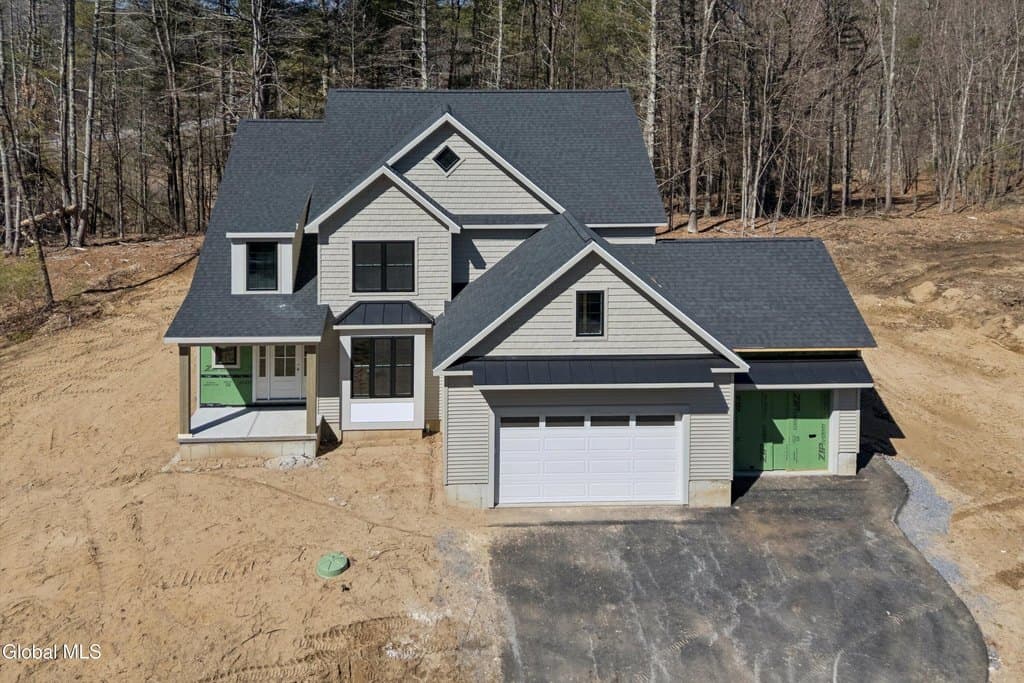 4 bedroom house for sale at 2 Wisteria Ct Saratoga Springs 12866 - $949,900