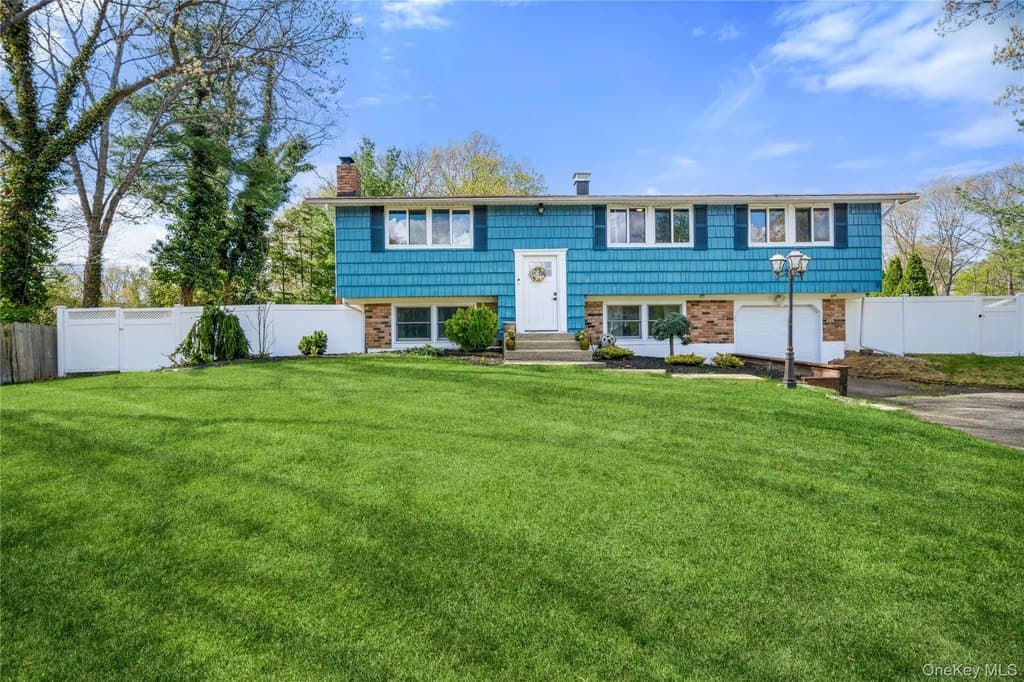 4 bedroom house for sale at 12 Branch Ln Setauket-East Setauket 11733 - $675,000