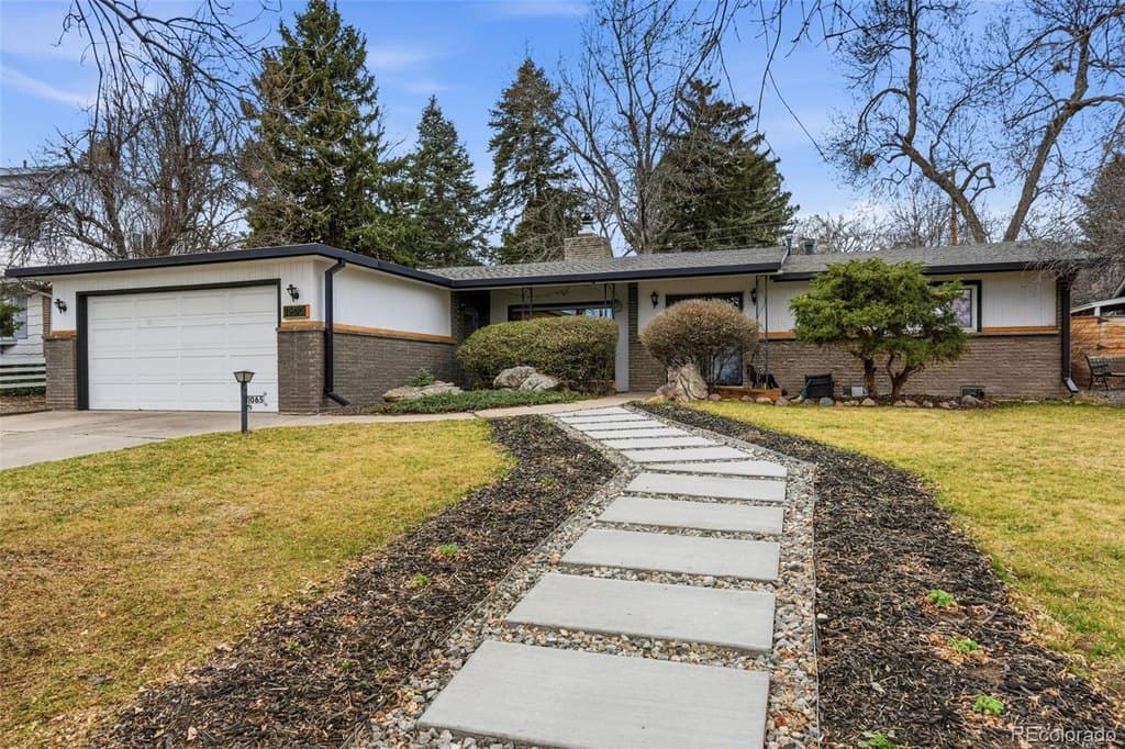 3 bedroom house for sale at 1065 Zang St Applewood - $750,000