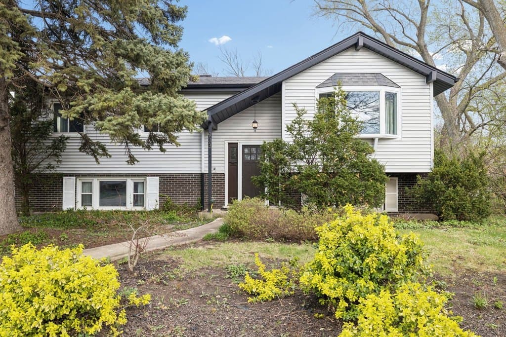 5 bedroom house for sale at 933 S Iowa Ave Addison - $375,000