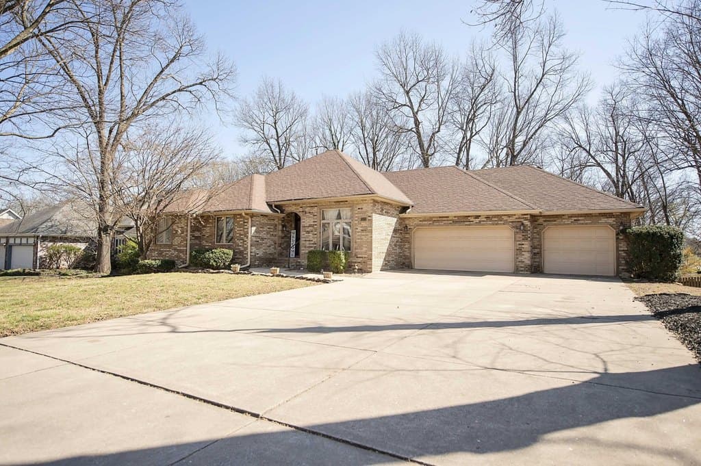4 bedroom house for sale at 3834 E Stanford St Springfield 65809 - $489,900