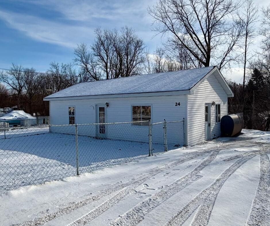 2 bedroom house for sale at 24 Moore St Champlain - $89,900