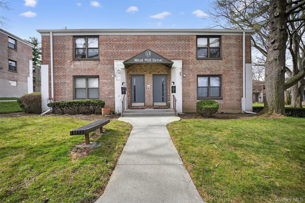 1 bedroom coop for sale at 13 W Mill Dr Apt 4A Great Neck 11021 - $320,000