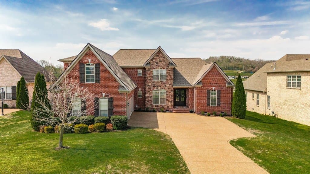 4 bedroom house for sale at 2140 Gorden Xing Hendersonville 37066 - $905,000
