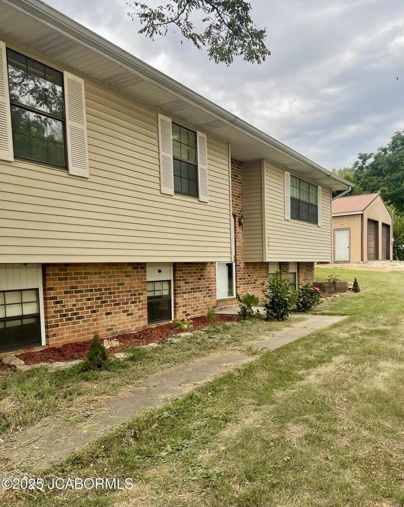 3 bedroom house for sale at 502 S Market St Chamois - $129,000