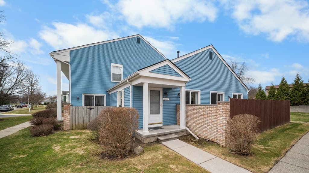2 bedroom condo for sale at 23659 Stonehenge Blvd Novi 48375 - $230,000