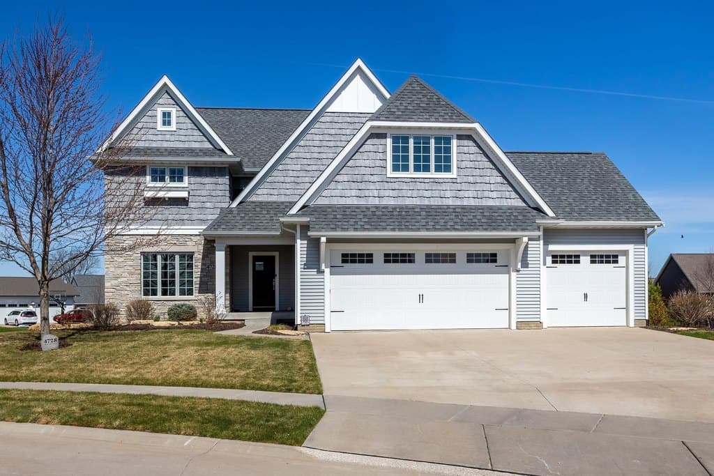 4 bedroom house for sale at 4728 Red Oak Ct Bettendorf - $875,000