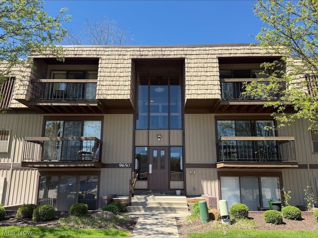 2 bedroom condo for sale at 9650 Cove Dr Unit F10 North Royalton 44133 - $135,000