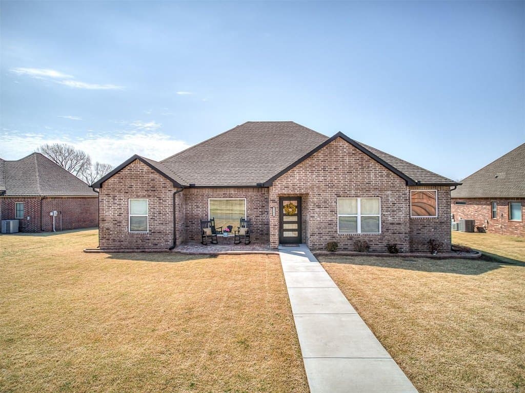 4 bedroom house for sale at 5309 S Barnett Ave Bartlesville 74006 - $315,000