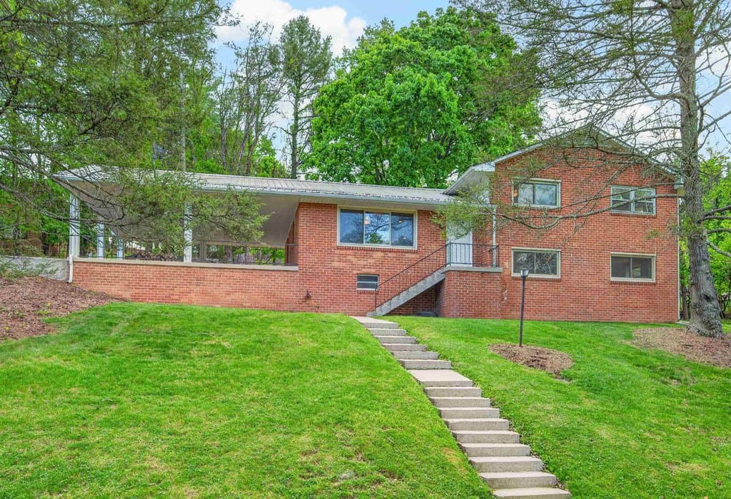 3 bedroom house for sale at 104 Haven Dr Radford 24141 - $335,000