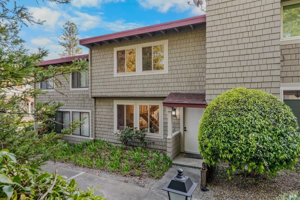 3 bedroom townhouse for sale at 202 Albion Ct Novato 94947 - $659,000