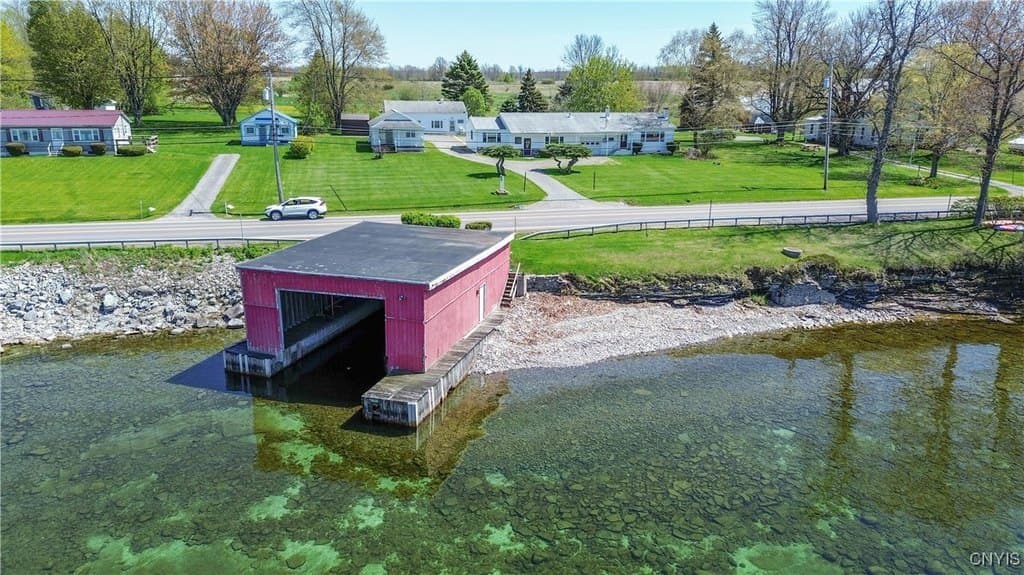 7 bedroom house for sale at 32396 12E Cape Vincent - $489,000