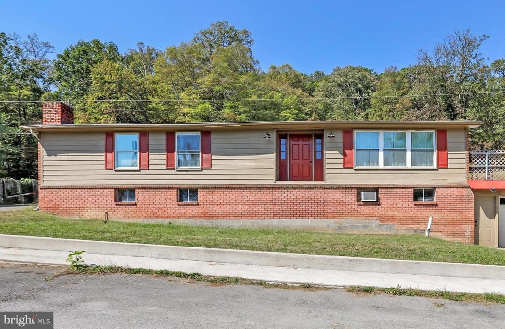 3 bedroom townhouse for sale at 12303 McMullen Hwy SW Bowling Green - $180,000