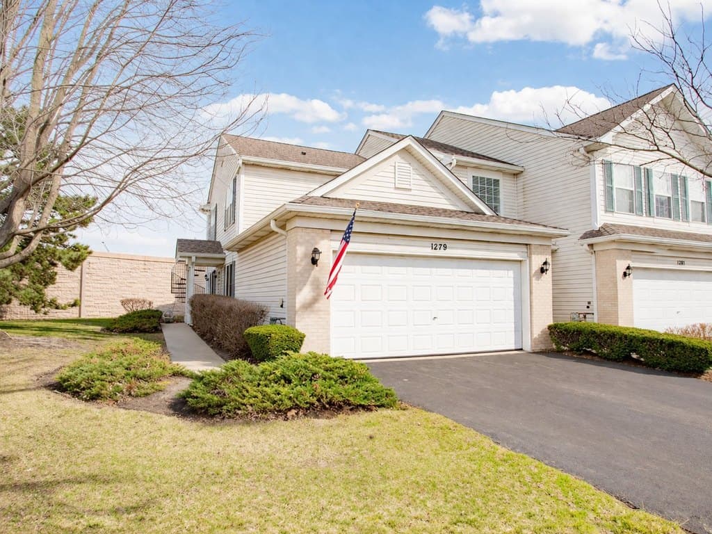 2 bedroom condo for sale at 1279 Merrimack Ct Crystal Lake 60014 - $274,999