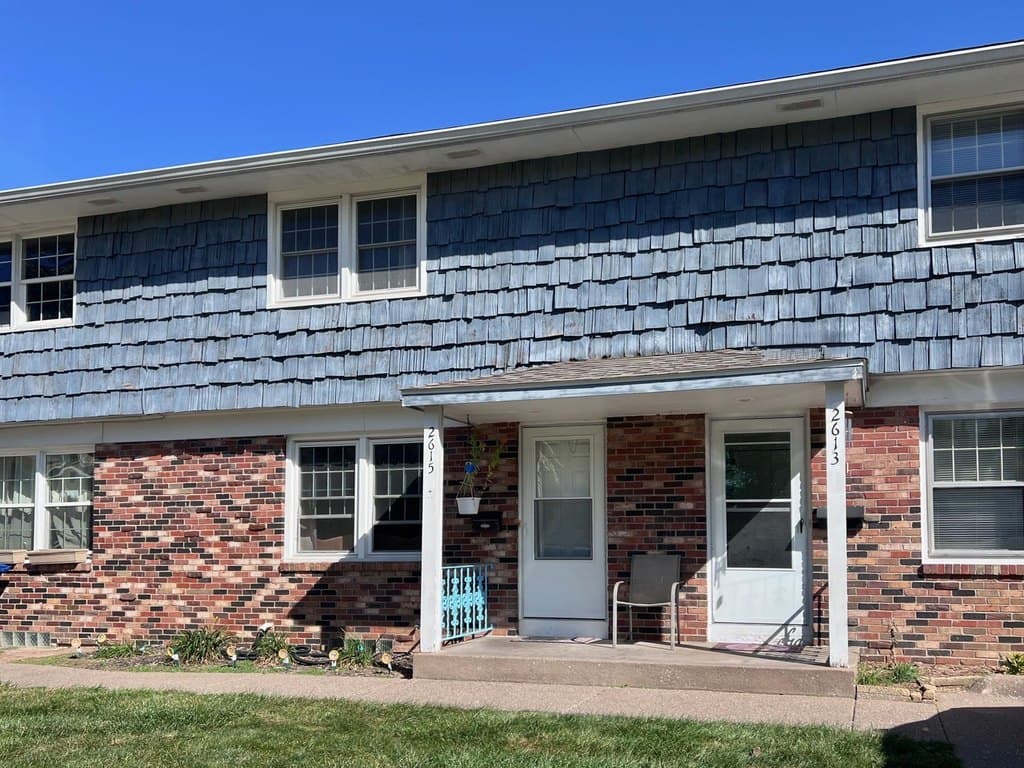 2 bedroom townhouse for sale at 2613 Hawthorne Dr Bettendorf - $125,000
