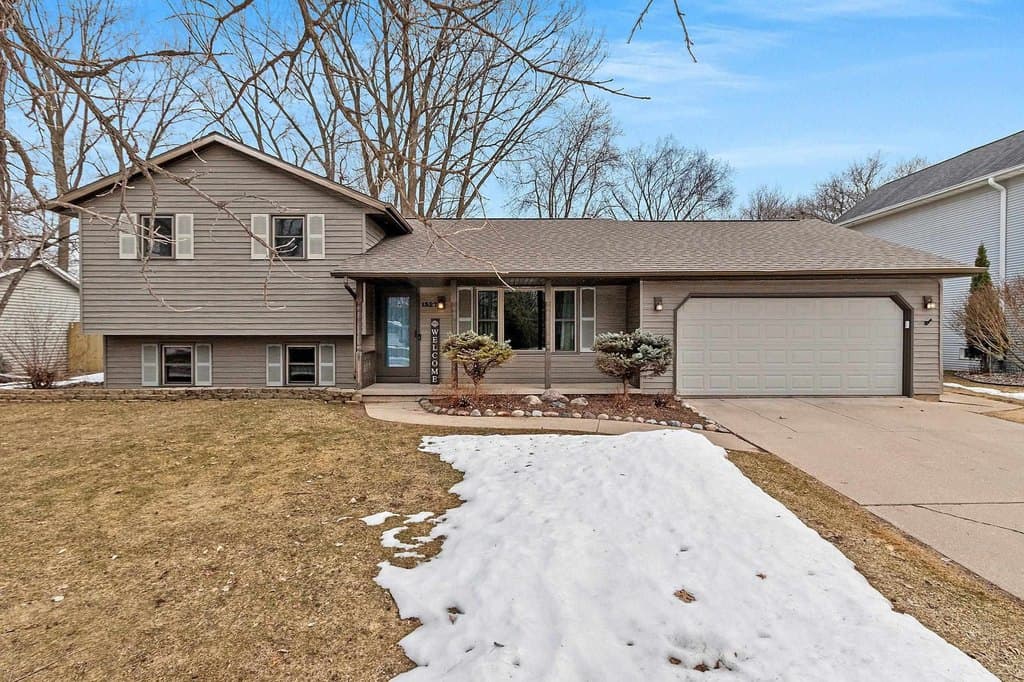 3 bedroom house for sale at 1327 Sandstone Pl Green Bay 54313 - $342,500