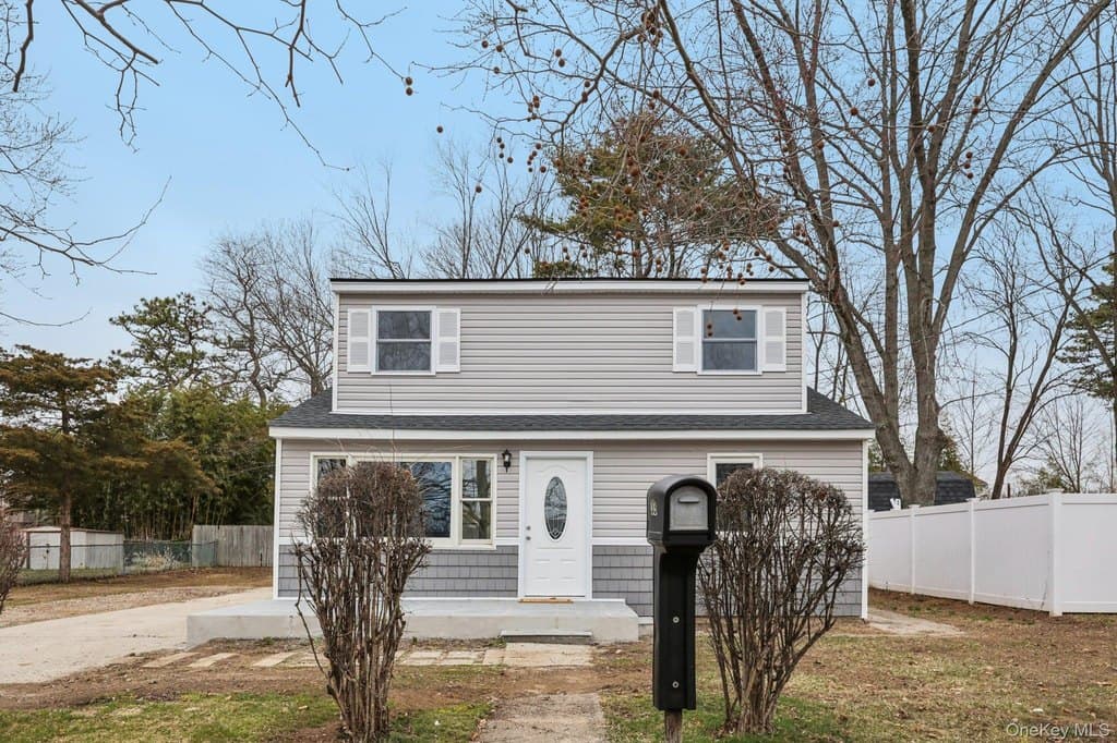 4 bedroom house for sale at 33 E Cherry St Central Islip - $599,000