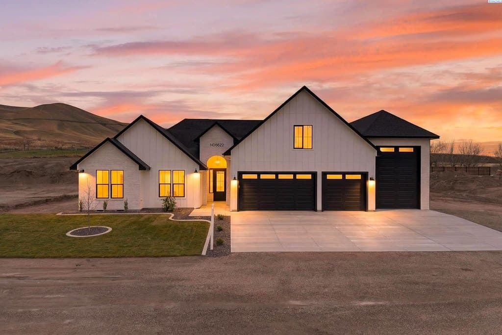 4 bedroom house for sale at 6622 E 2nd St Benton City - $799,990