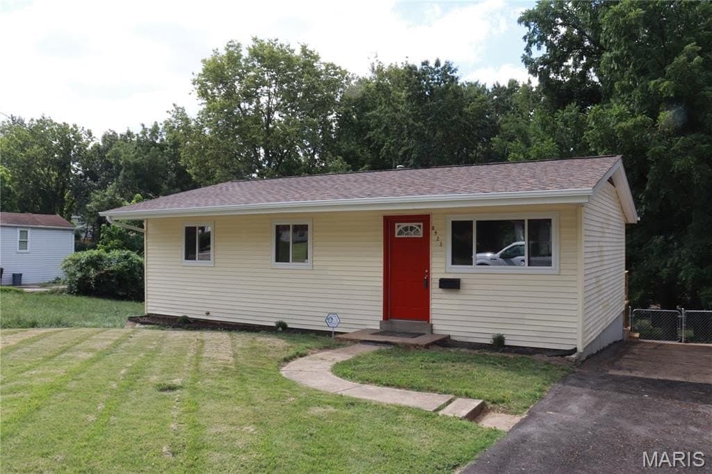 3 bedroom house for sale at 8922 Higginson Dr Bel-Ridge - $184,900