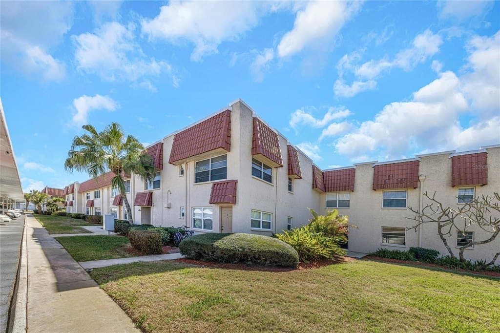 2 bedroom condo for sale at 10032 65th Ave N Apt 9 Bay Pines - $120,000