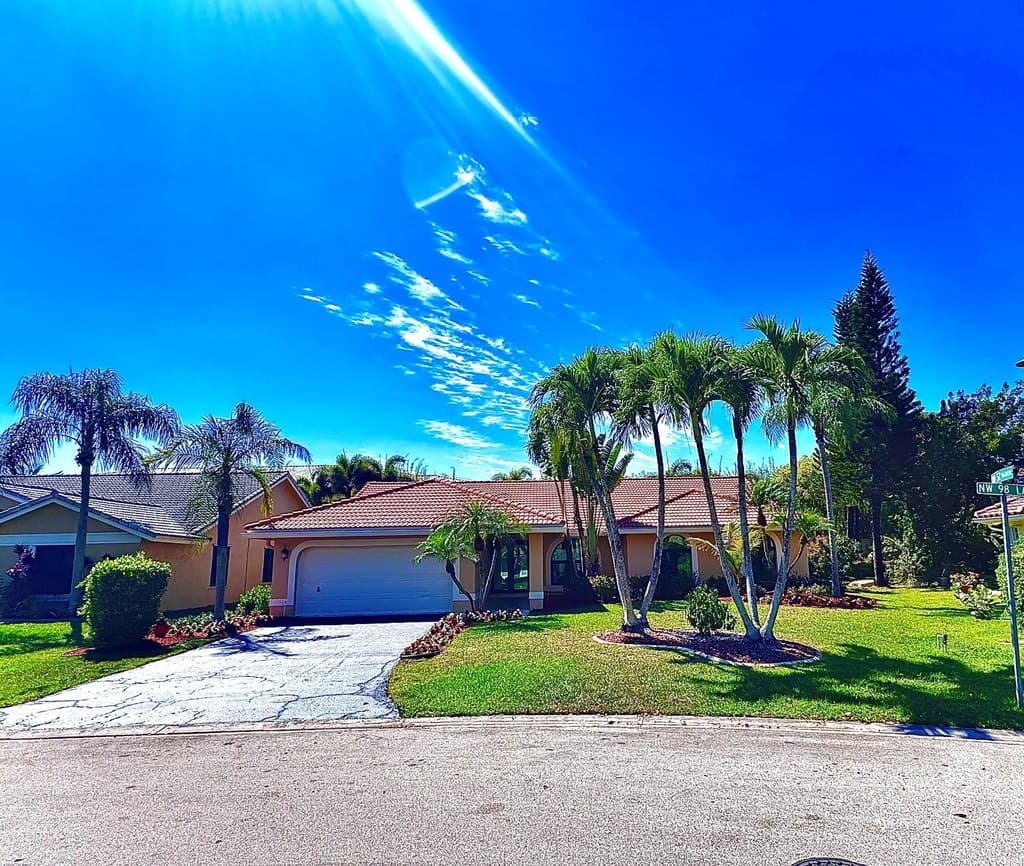 4 bedroom house for sale at 5260 NW 98th Ln Coral Springs - $780,000