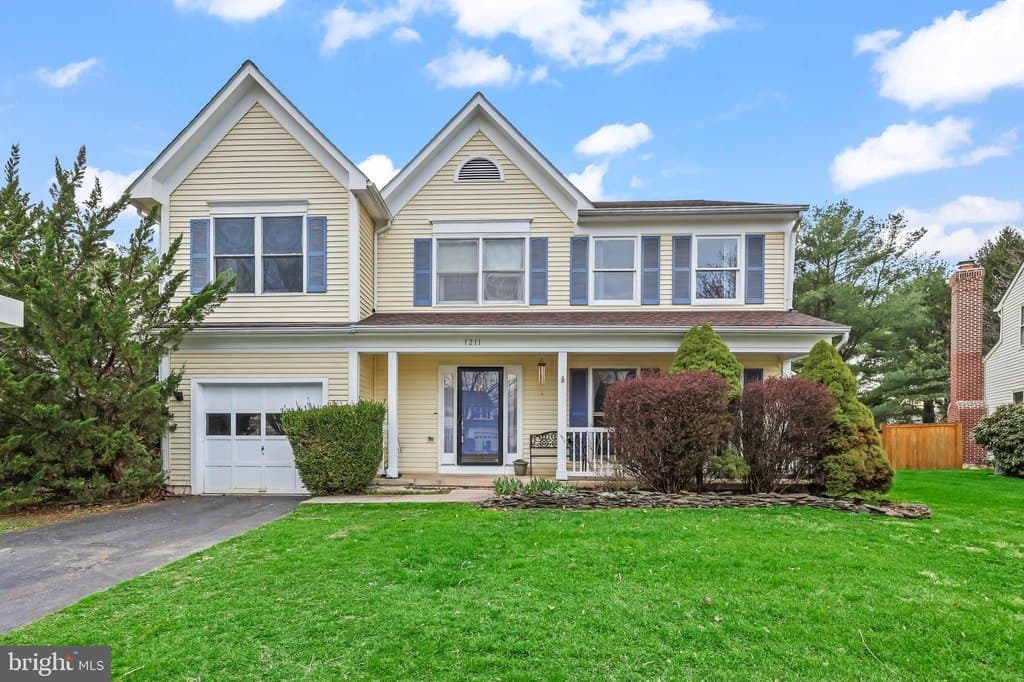 4 bedroom house for sale at 1211 Musket Ct NE Leesburg 20176 - $725,000