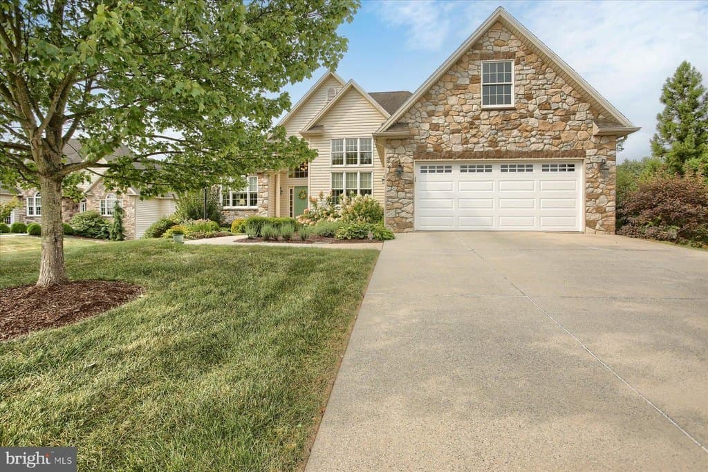 3 bedroom house for sale at 37 Old Coach Ln Carlisle - $579,900