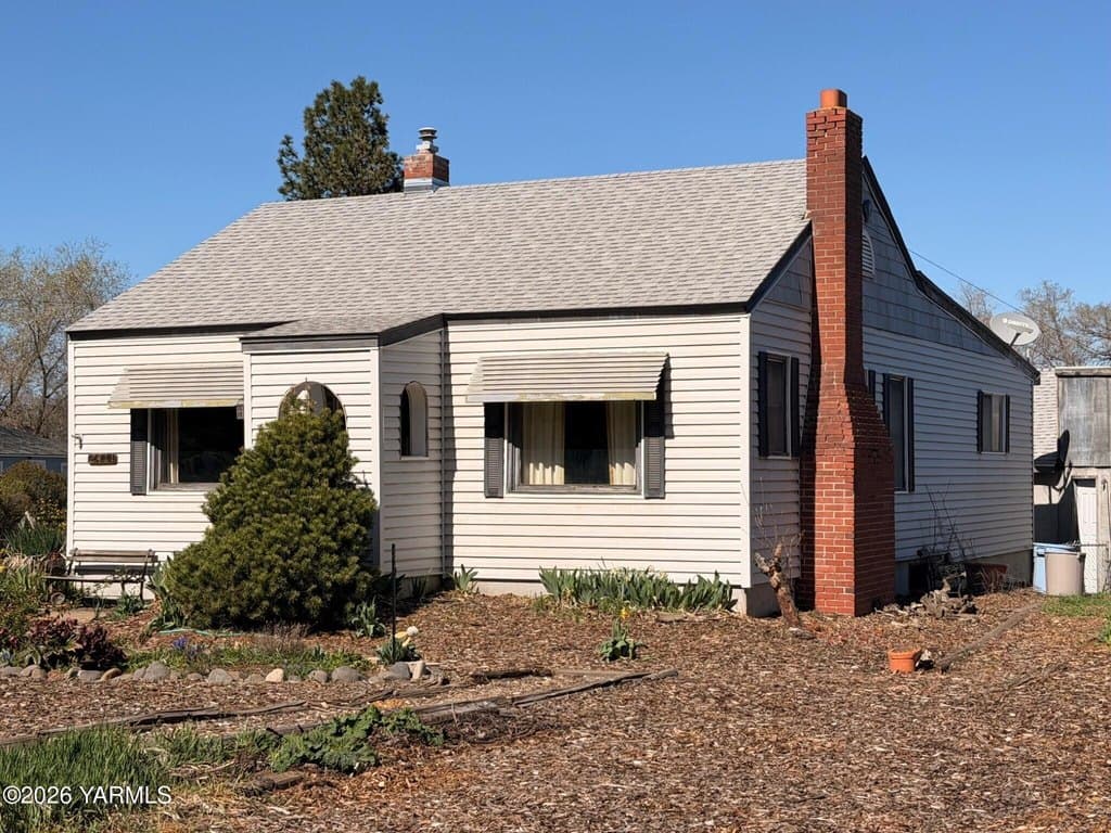 3 bedroom house for sale at 2411 Powerhouse Rd Yakima - $225,000