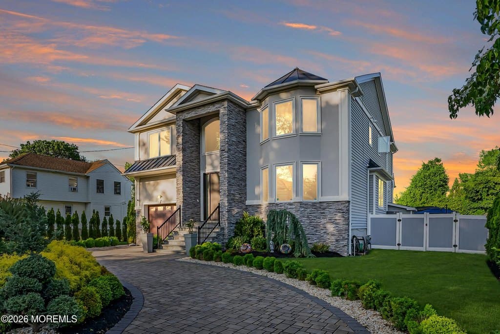 5 bedroom house for sale at 243 Overbrook Ave Oakhurst - $2,899,000