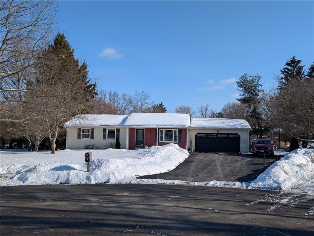 2 bedroom house for sale at 13 Canterbury Ct Bergen - $209,900