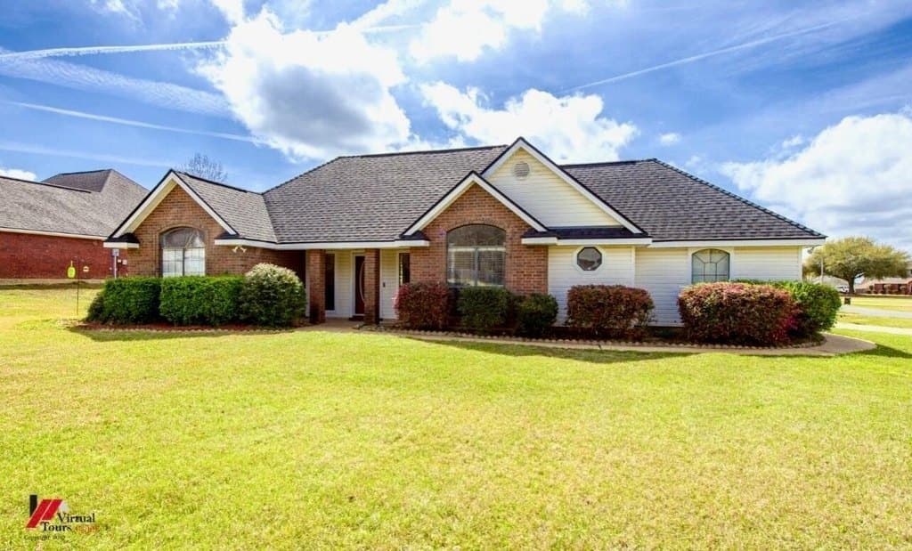 3 bedroom house for sale at 7603 Mary Ann Cir Blanchard - $214,900