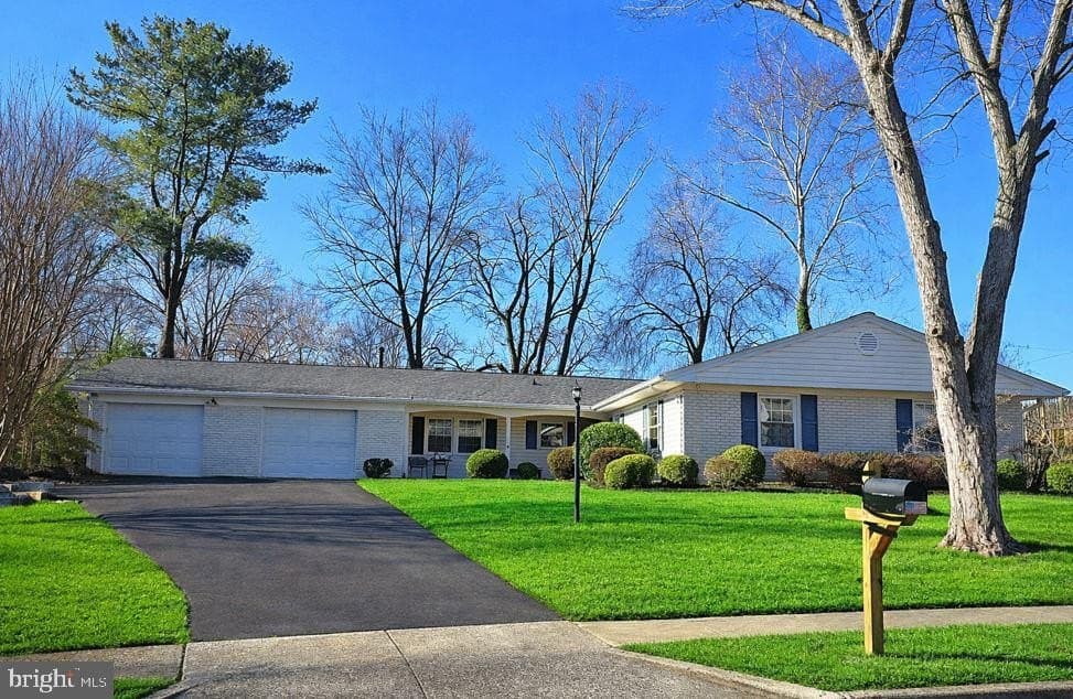4 bedroom house for sale at 4136 Meadow Hill Ln Fairfax 22033 - $775,000
