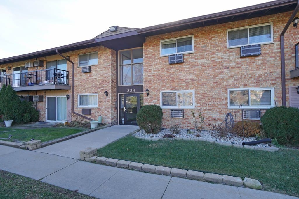 2 bedroom condo for sale at 834 E Old Willow Rd Apt 209 Prospect Heights 60070 - $210,000