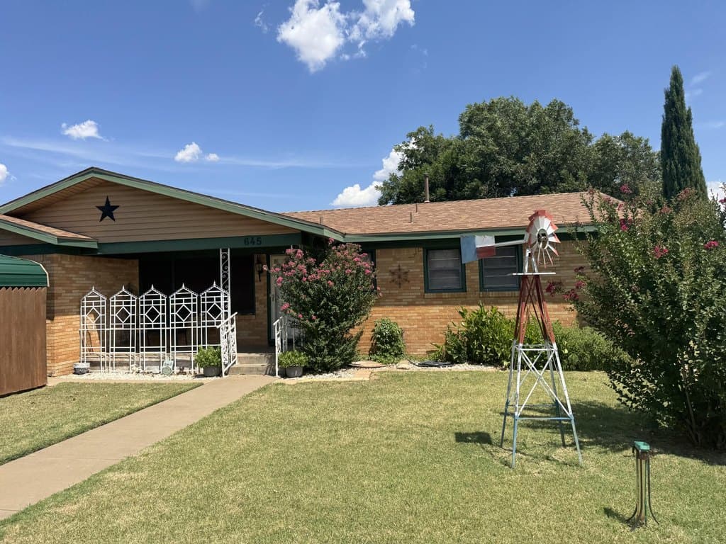 3 bedroom house for sale at 645 S Grain Ave Crosbyton - $110,000