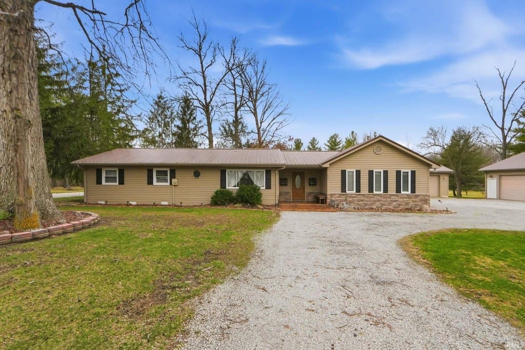 3 bedroom house for sale at 2446 E 350 N Bluffton - $400,000
