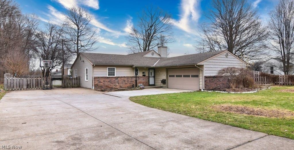 4 bedroom house for sale at 8803 Evergreen Dr Mentor 44060 - $325,000